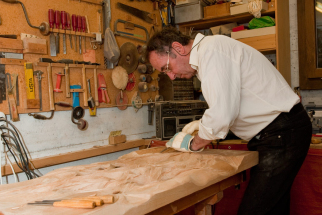 Hannes Müller in seiner Werkstatt