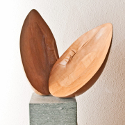 SH 18 / Muschel, Birnbaumholz, Höhe mit Sockel 70 cm